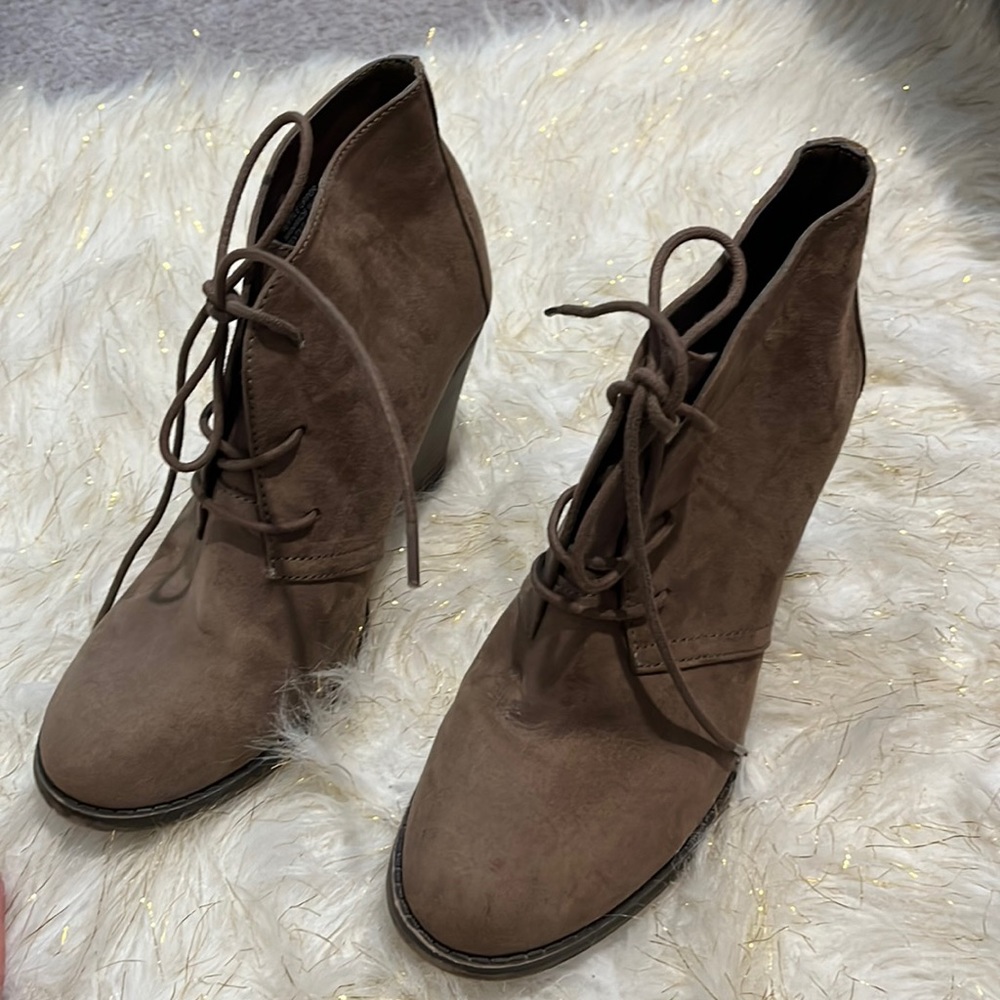 Beautiful and clean 3” high heels!